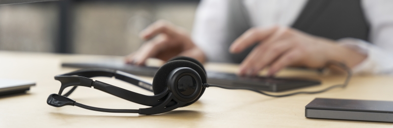 Nahaufnahme Headset und Tastatur